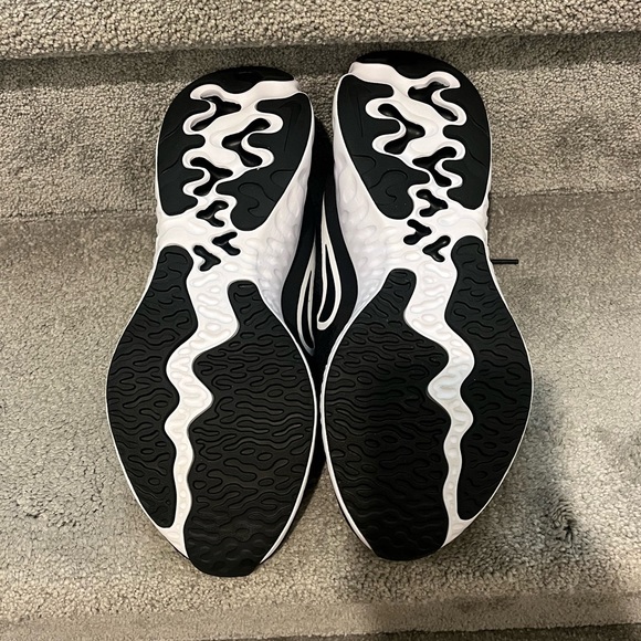 Nike shoes - Picture 4 of 5